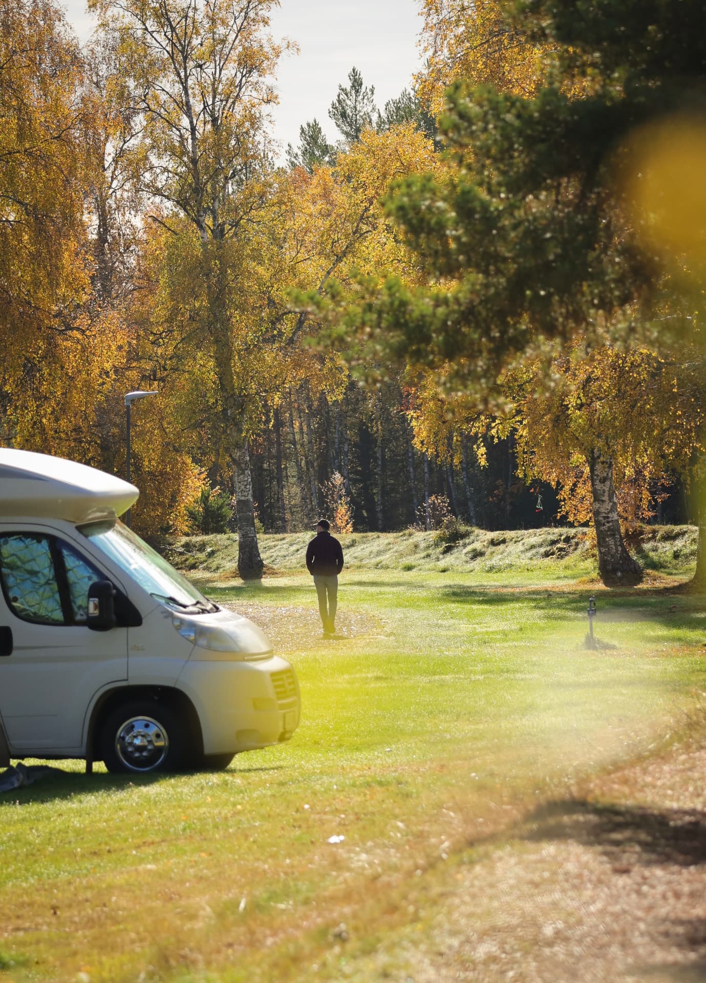 Älvdalens Camping – höstdag på campingplatsen med husbil och gula björkar