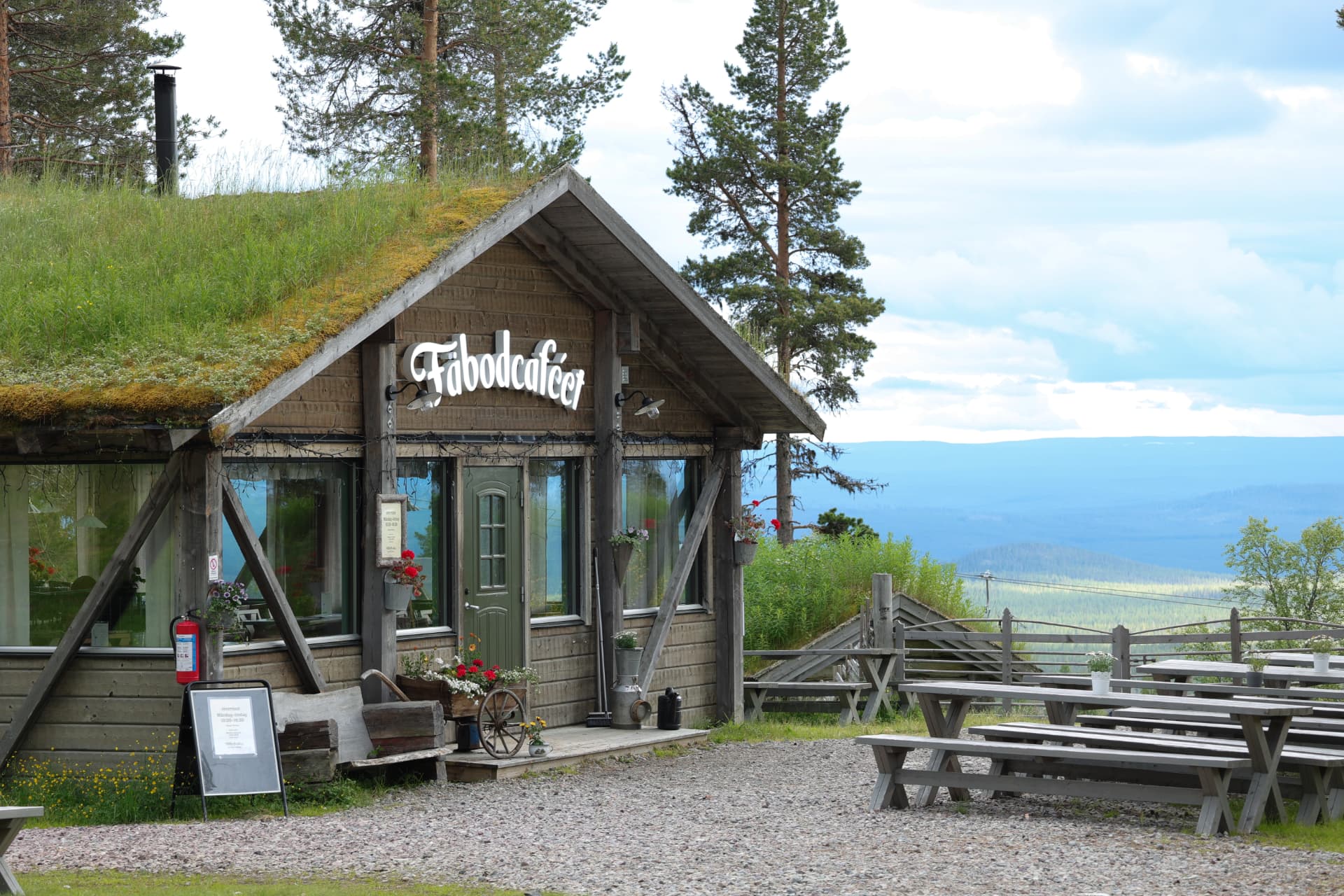 Vildhem i Idre – Fäbodcaféet med torvtak och fjällutsikt