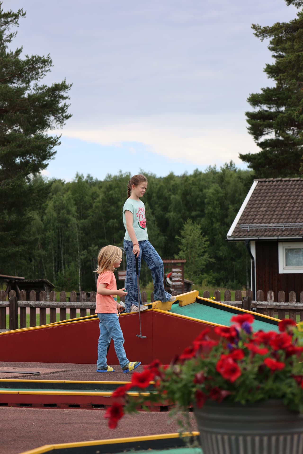Älvdalens Camping – barn spelar minigolf en sommardag