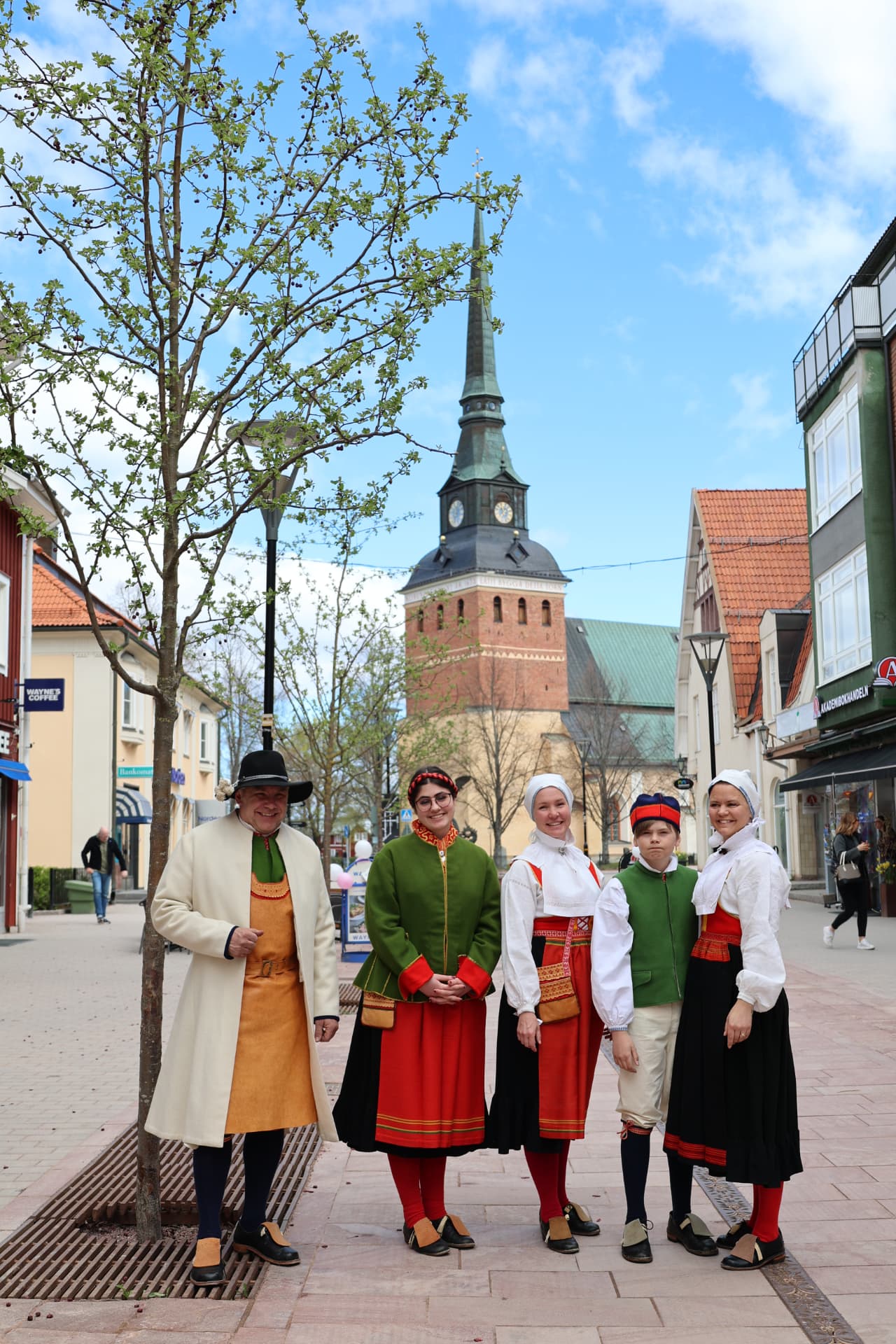 Mora Köpstad – folkdräkter på gågatan i Mora