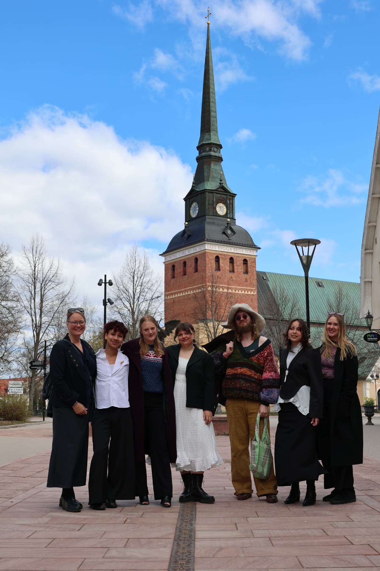 Mora Köpstad – gruppbild framför Mora kyrka