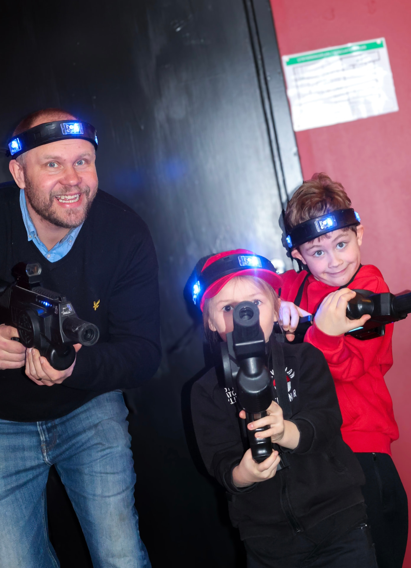 Lazeribryggeriet – familj spelar lasergame inomhus